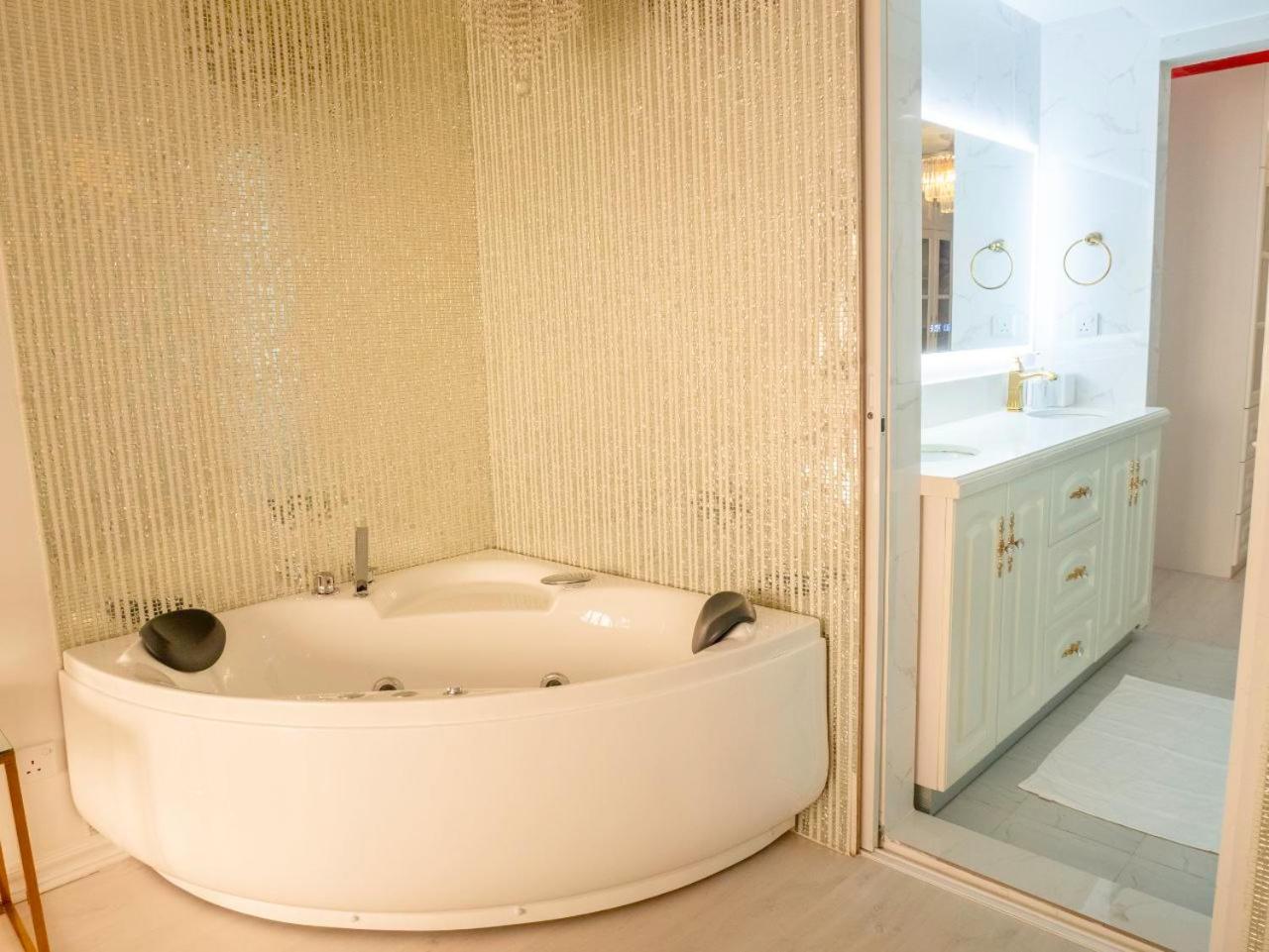 Beachfront Seaview Apartment Мале Екстериор снимка